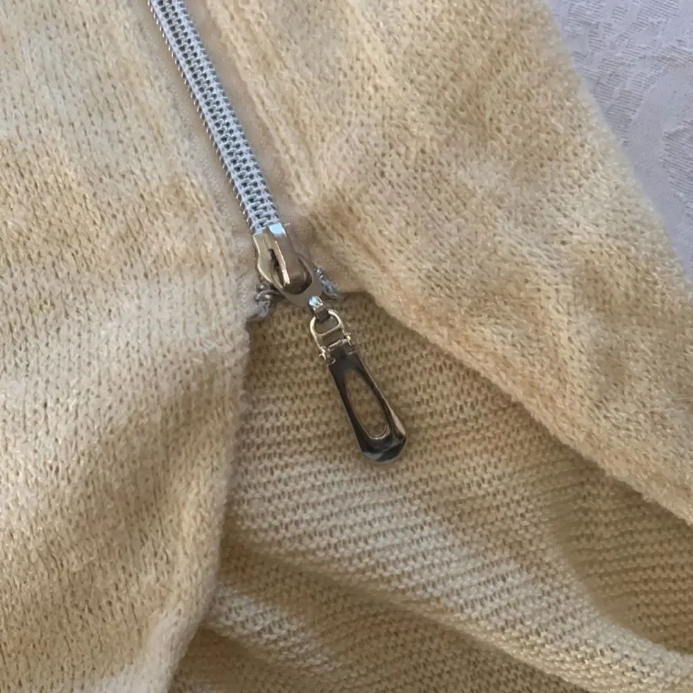 Women’s Sweater size S Cream Side Zipper - Picture 10 of 10